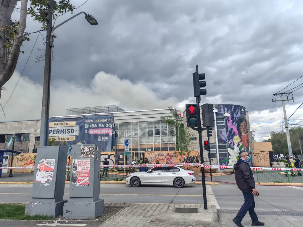 Incendio en el Teatro Municipal de Maipú se encuentra controlado