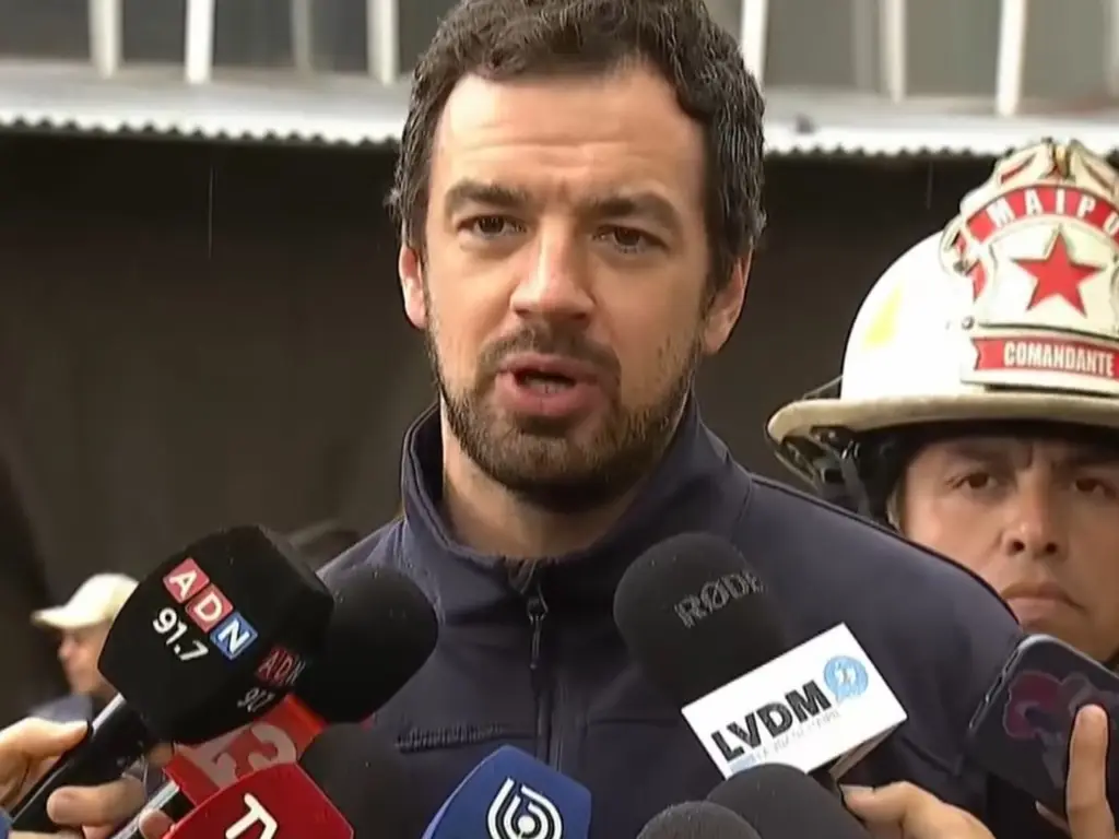 Alcalde Vodanovic admite que el Teatro Municipal podría demolerse tras incendio que dejó tres lesionados