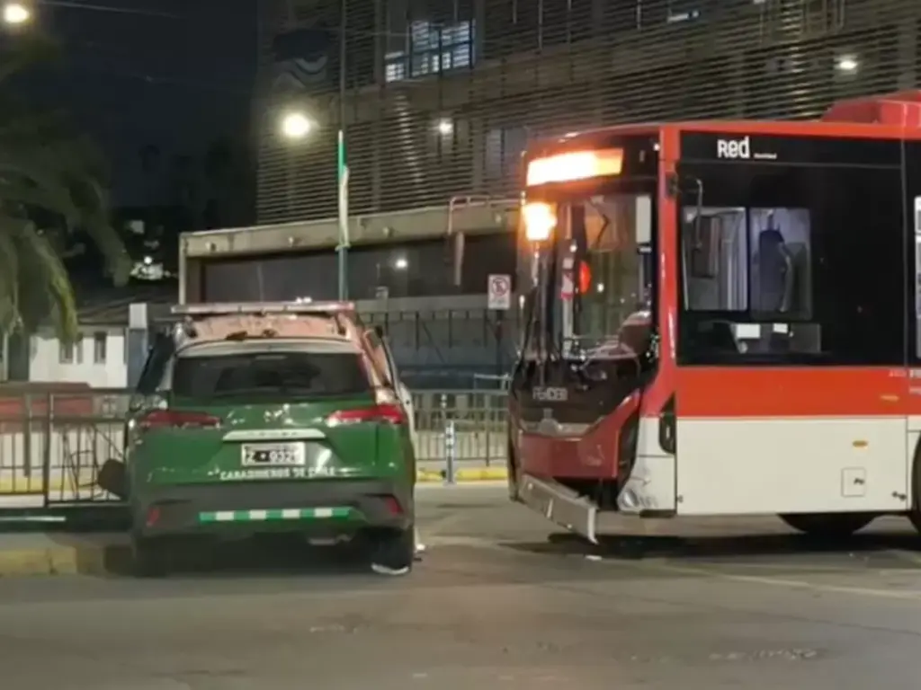 Los detalles del choque nocturno entre una patrulla de Carabineros y un bus RED en la Plaza de Maipú