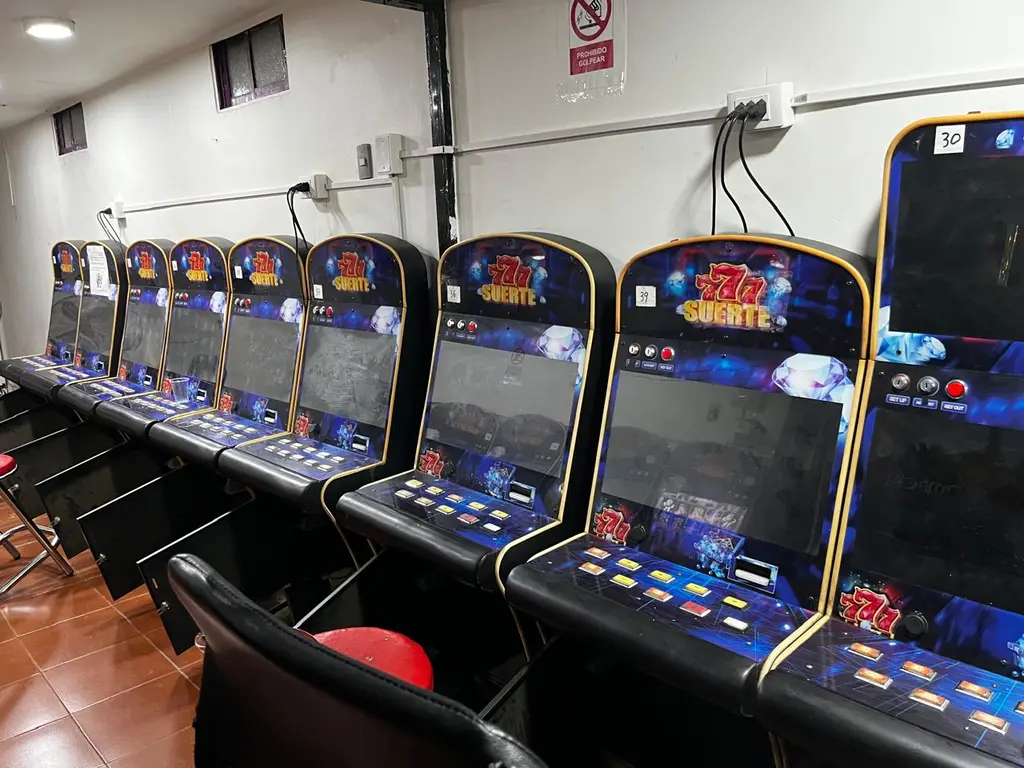 Desbaratan casino clandestino que funcionaba como minimarket en Maipú: 43 máquinas incautadas tras la denuncia de una clienta