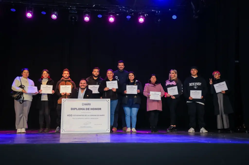 Municipalidad de Maipú beneficia a 400 estudiantes maipucinos con becas en apoyo a la educación superior