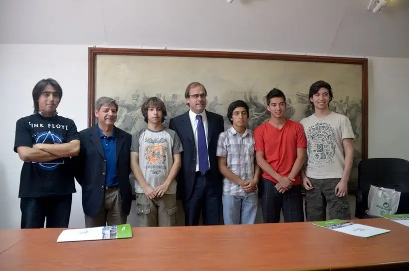 El alcalde y el concejal Carlos Jara junto al grupo de estudiantes que obtuvieron puntaje nacional en la PSU