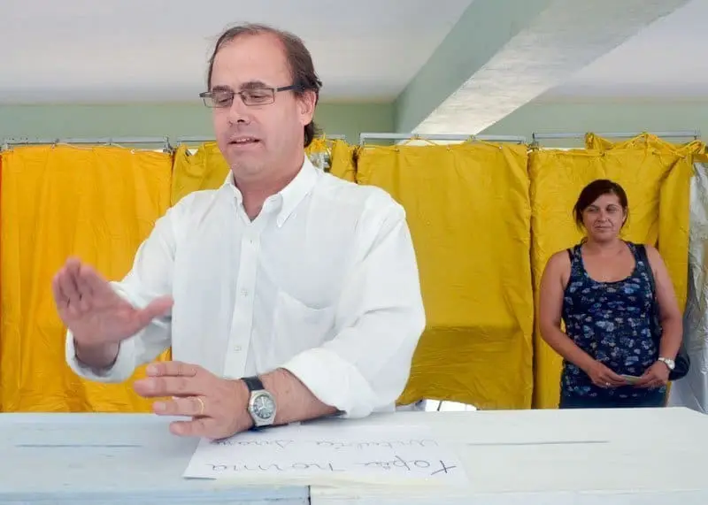 Alberto Undurraga votando en las primarias – Foto por Nicolás Aravena