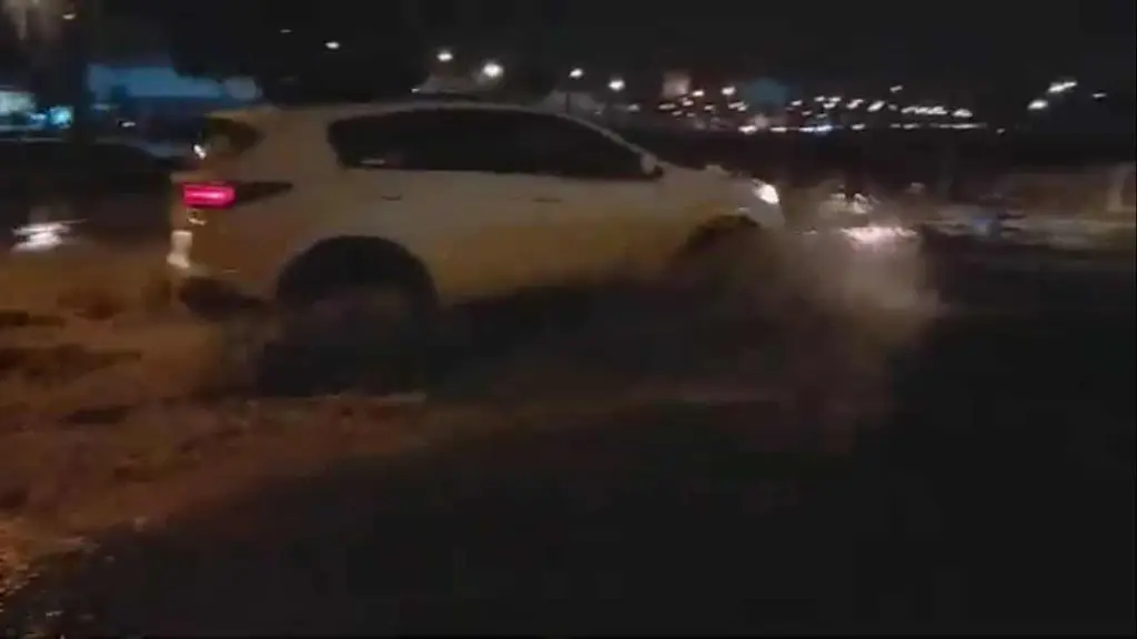 Video: Peligrosa nueva fuga de agua en sector Tres Poniente