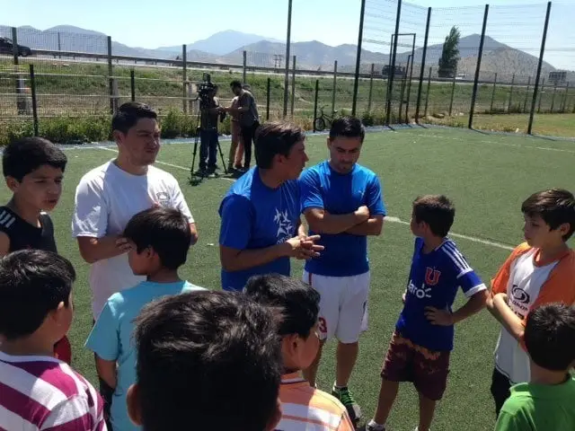 Niños vulnerables compartieron partido de fútbol con autoridades y deportistas de Maipú
