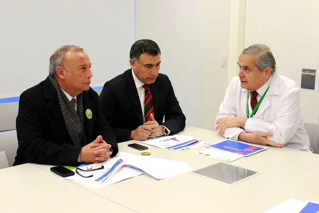 Alcaldes de Maipú y Cerrillos reciben reporte de avances del Hospital El Carmen