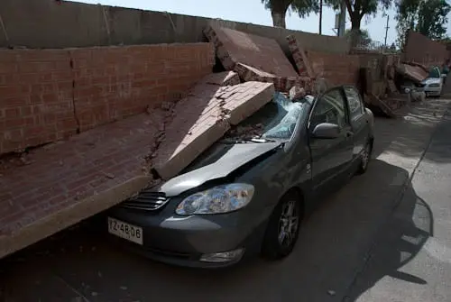 Segunda Transversal con Uno Sur: Edificios con graves daños y autos destrozados