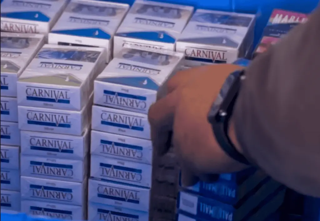 comerciantes de cigarrillos ilegales en feria libre Guayaquil