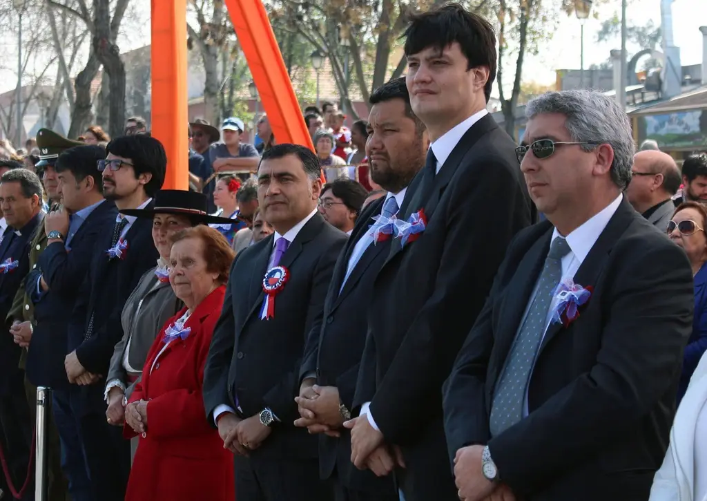 Alcalde de Maipú Christian Vittori participa en tradicional desfile cívico-militar en Ciudad Satélite