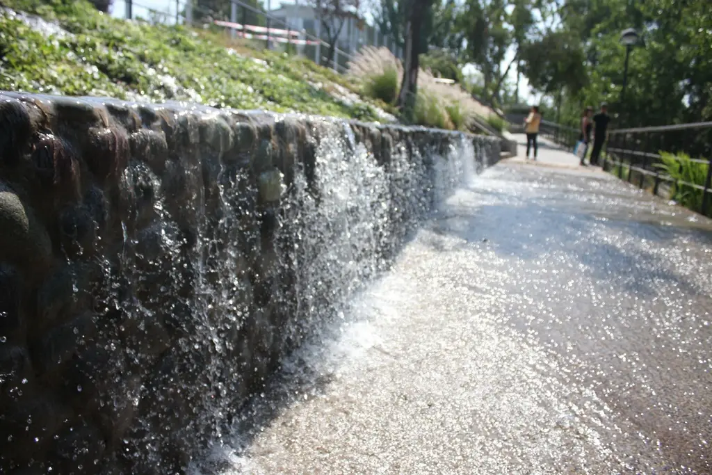 3 millones de litros de agua fueron vaciados a la vía pública desde la piscina municipal