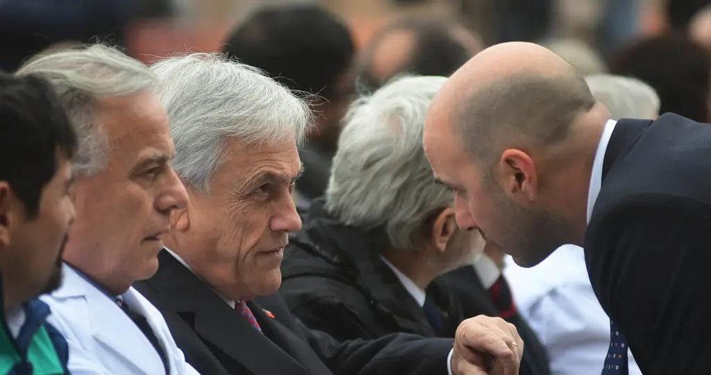 el dominio del sitio web violenciaymentiras.cl hace ver a Gonzalo Palominos como titular, según se puede ver en NIC Chile. "Sin embargo, al imprimir el cupón de pago, el nombre que ahí aparece es el de Juan José Bruna Carafí", explica Biobio Chile en la nota, y agrega: "Este último es director de Comunicaciones de la Segegob".