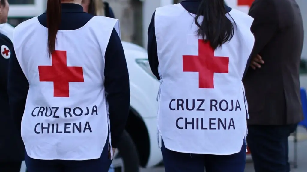 Voluntarios de la Cruz Roja Chilena.