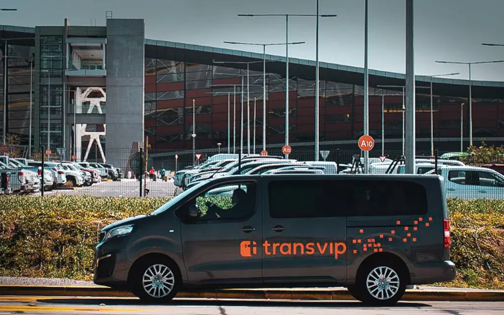 Ingreso promedio de $1,5 millones mensuales: Transvip lanza convocatoria para sumar 500 conductores en el Aeropuerto Internacional de Santiago