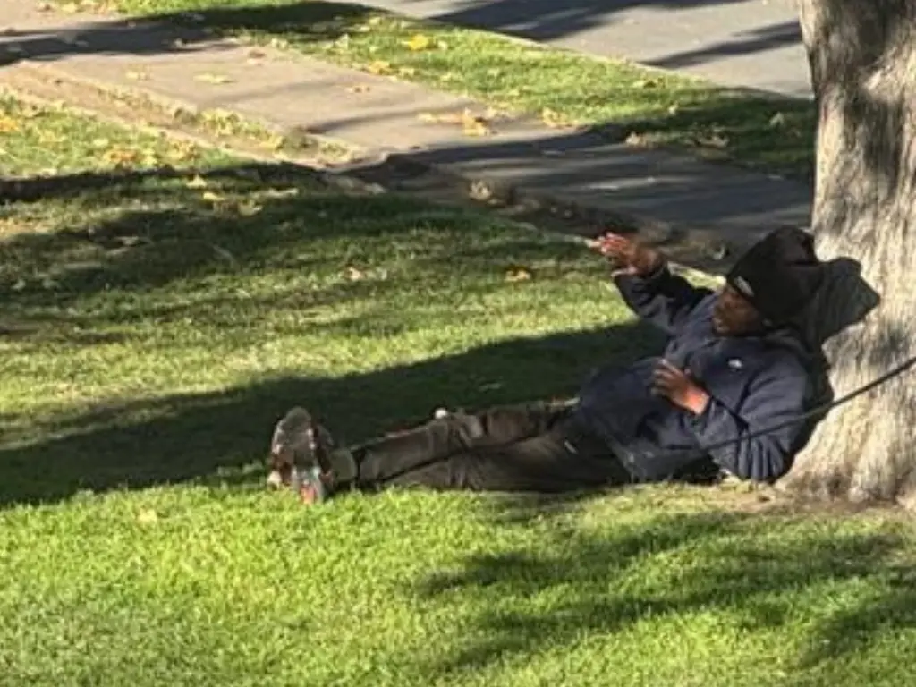 vecinos denuncian a sujeto en situación de calle