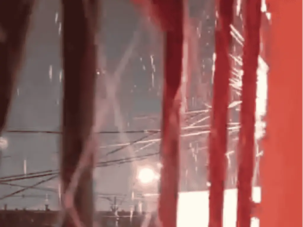Familia queda encerrada por cable de Enel que explota y «está tocando la reja» de sus casas en Barrio Sol Poniente
