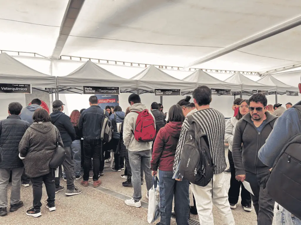 Hasta las 14:00 horas: Feria Laboral continúa recibiendo a cientos de personas en búsqueda de trabajo
