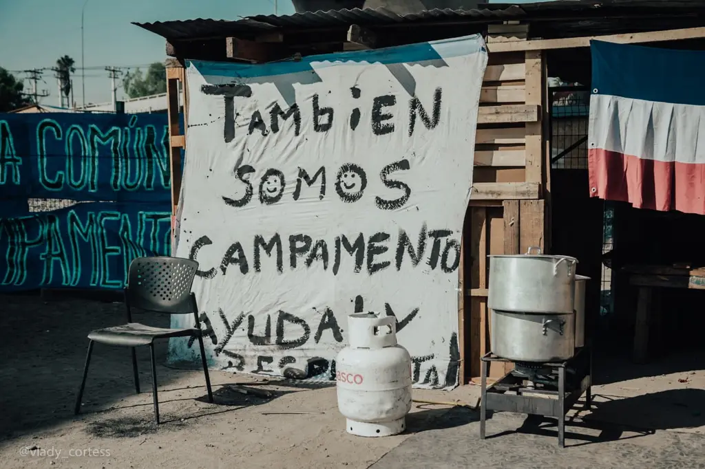 Hambre, enfermos crónicos y cesantía: vecinos del Campamento Fe y Esperanza de Maipú se manifiestan