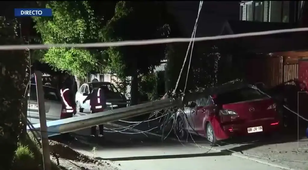 Camión derribó 4 postes en Maipú: incidente no tuvo reporte de lesionados