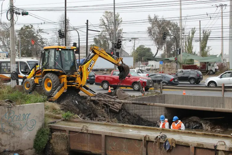 Tras pronóstico de lluvia: realizan trabajos de limpieza preventiva en Canal Santa Marta en Maipú