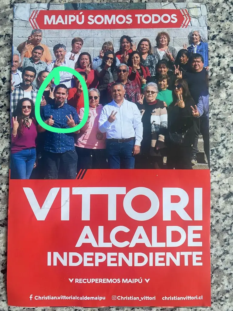 El exAlcalde Vittori junto a Rodrigo Madariaga. Desde su auto se lanzaron panfletos contra Vodanovic
