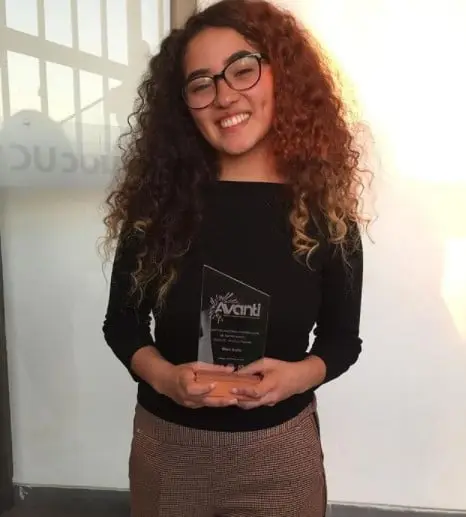 Ayleen Santander, exestudiante EAT, recibiendo su premio a mejor actriz en Festival de Teatro AVANTI, obra en cuarto medio.