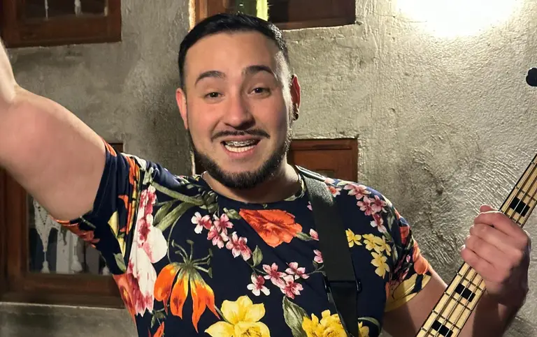 Elías Álvarez, vocalista Adictos al Mambo