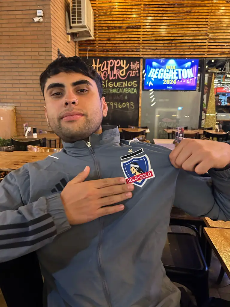 Joaquín Reynaud, de Albo Lectxra, con camiseta de Colo-Colo