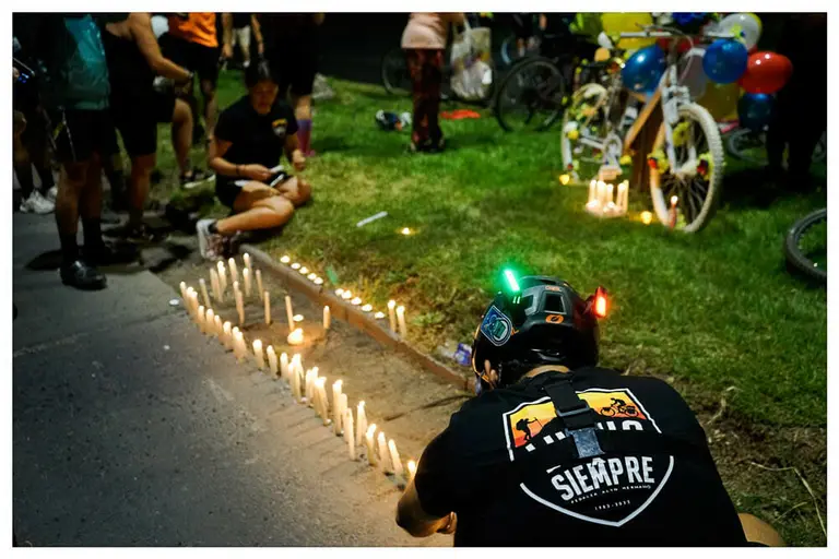 Se encendieron velas en honor al ciclista muerto