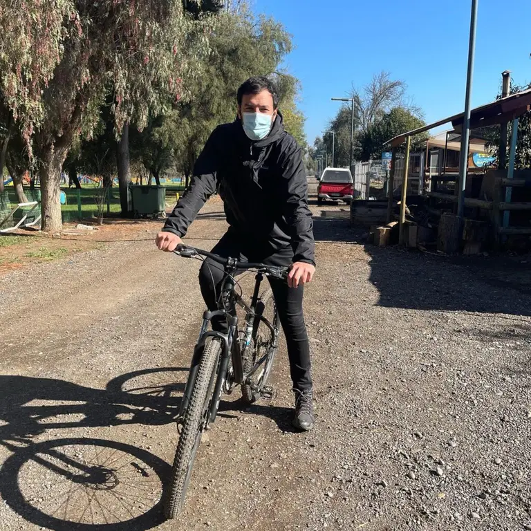 Tomás Vodanovic llegó en bicicleta al Parque Municipal
