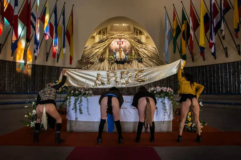 Imagen original de la performance "Arde", de la Yeguada Latinoamericana - 19 de julio de 2018.