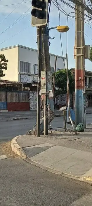 #SOSMaipú: Reportan poste en mal estado en Alberto Llona con Ricardo Ayala