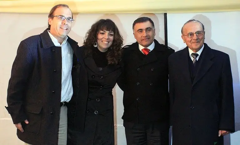 Alberto Undurraga, Carol Bortnick, Christian Vittori y Herman Silva, posando en el acto de Vittori