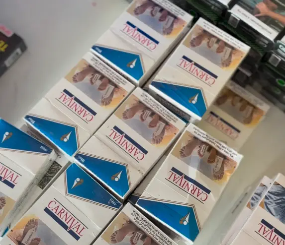 comerciantes de cigarrillos ilegales en feria libre Guayaquil