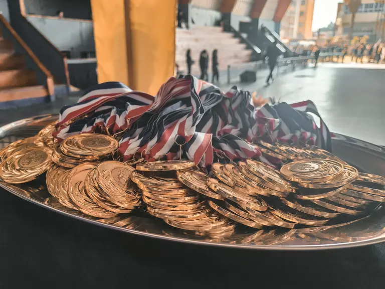 Todos los niños reciben medallas en el Royal Anglo American School