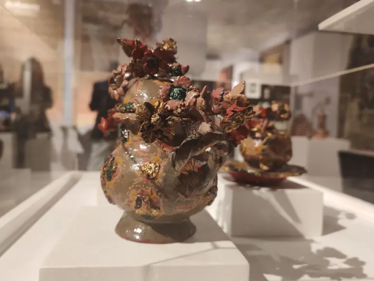 Una pieza muy preciada de la exposición son las cerámicas de las monjas clarisas, que se vendían en Chile y que aromatizaban.