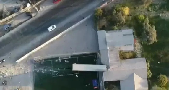 camión incrustado casa