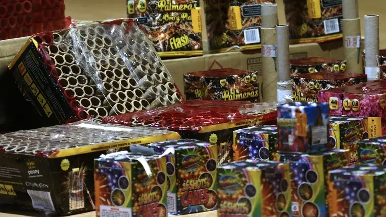 Carabineros detuvo al mayor distribuidor de fuegos artificiales de Meiggs: incautaron más de 23 mil artículos de pirotecnia