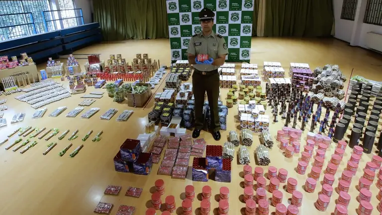 Carabineros detuvo al mayor distribuidor de fuegos artificiales de Meiggs: incautaron más de 23 mil artículos de pirotecnia