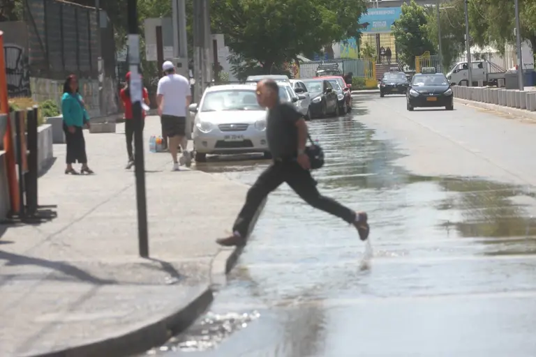 3 millones de litros de agua fueron vaciados a la vía pública desde la piscina municipal