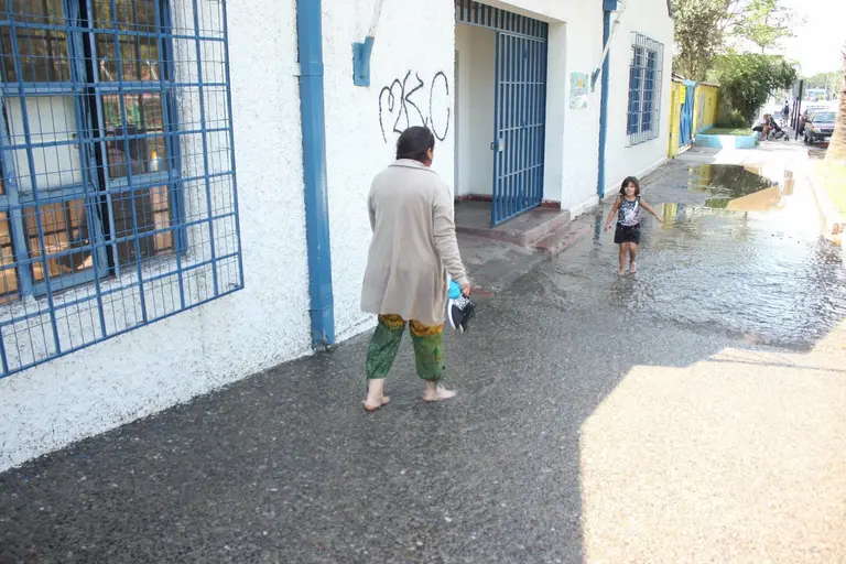 3 millones de litros de agua fueron vaciados a la vía pública desde la piscina municipal