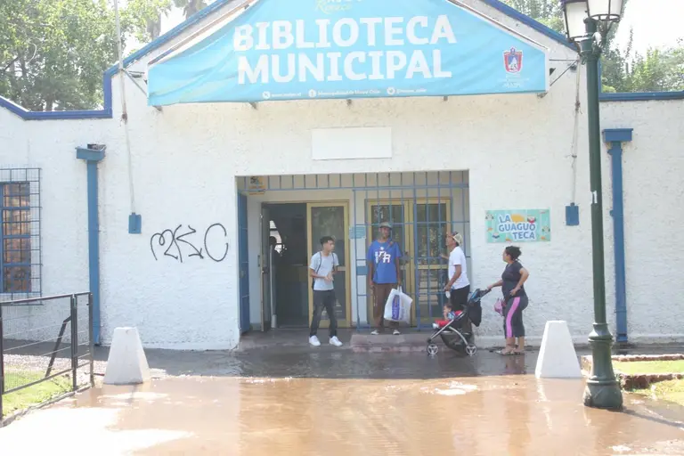 3 millones de litros de agua fueron vaciados a la vía pública desde la piscina municipal