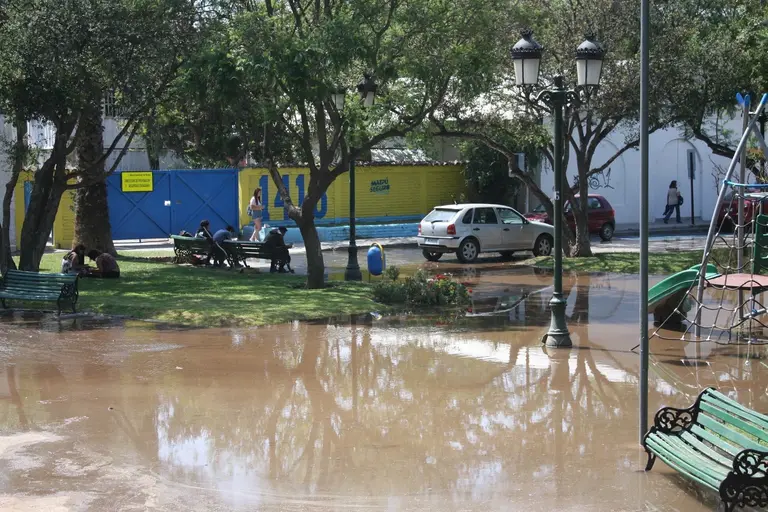 3 millones de litros de agua fueron vaciados a la vía pública desde la piscina municipal