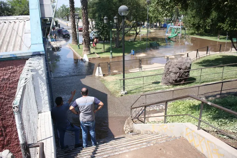 3 millones de litros de agua fueron vaciados a la vía pública desde la piscina municipal