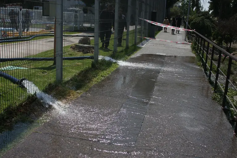 3 millones de litros de agua fueron vaciados a la vía pública desde la piscina municipal