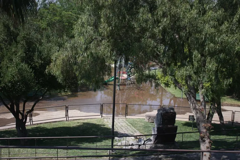3 millones de litros de agua fueron vaciados a la vía pública desde la piscina municipal