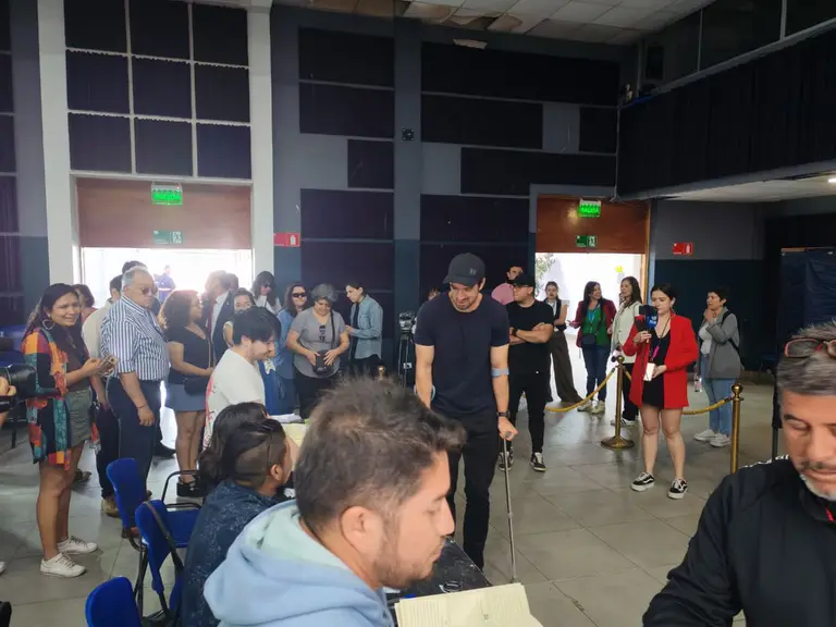 Votó alcalde Tomás Vodanovic en Teatro Municipal de Maipú