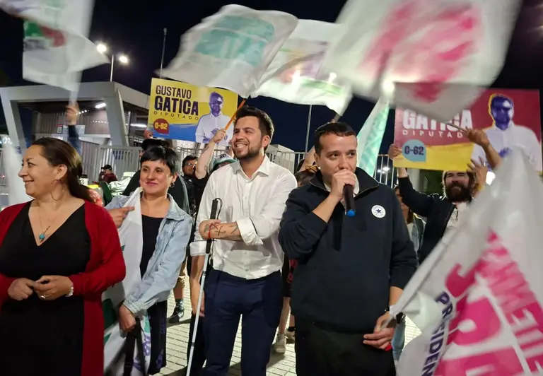 Gustavo Gatica junto a alcalde Ítalo Bravo de Pudahuel.