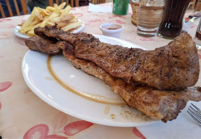 El Sauce: costillar con papas fritas caseras