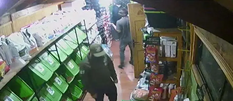Imágenes de las cámaras de seguridad del local, donde se puede ver a los falsos polis