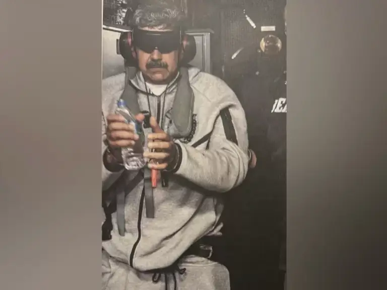 Columna de opinión: Imperios de hoy, cenizas del mañana/ La primera imagen de Nicolás Maduro detenido. Fuente: Cuenta de Truth Social de Donald Trump .